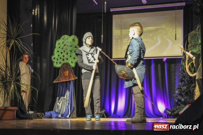 Zdjęcie w galerii na portalu naszraciborz.pl: Kot w butach zagościł dziś na deskach sceny Młodzieżowego Domu Kultury wiadomości z regionu