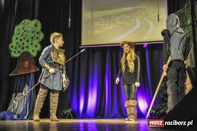 Zdjęcie w galerii na portalu naszraciborz.pl: Kot w butach zagościł dziś na deskach sceny Młodzieżowego Domu Kultury wiadomości z regionu