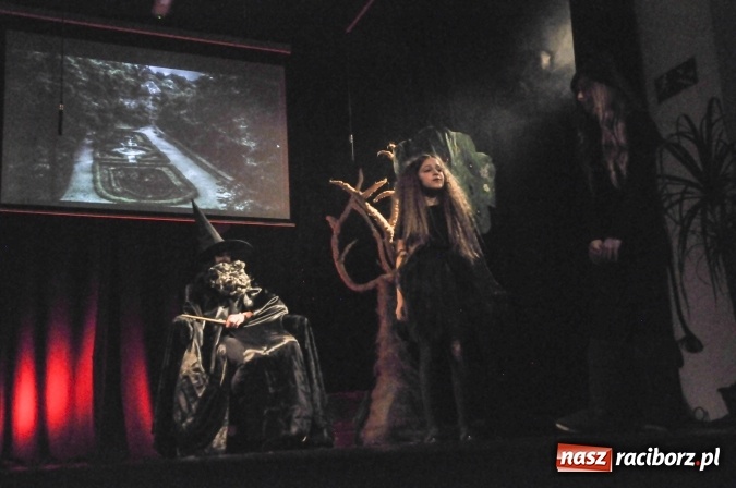 Zdjęcie w galerii na portalu naszraciborz.pl: Kot w butach zagościł dziś na deskach sceny Młodzieżowego Domu Kultury wiadomości z regionu