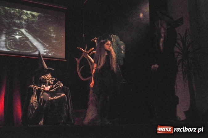 Zdjęcie w galerii na portalu naszraciborz.pl: Kot w butach zagościł dziś na deskach sceny Młodzieżowego Domu Kultury wiadomości z regionu