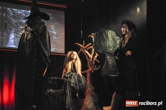 Zdjęcie w galerii na portalu naszraciborz.pl: Kot w butach zagościł dziś na deskach sceny Młodzieżowego Domu Kultury wiadomości z regionu