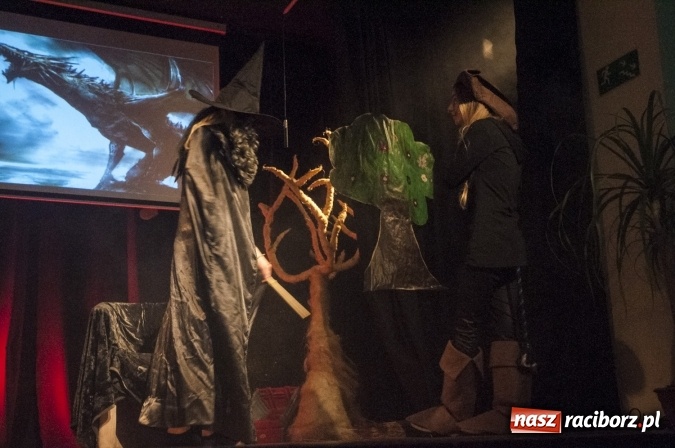 Zdjęcie w galerii na portalu naszraciborz.pl: Kot w butach zagościł dziś na deskach sceny Młodzieżowego Domu Kultury wiadomości z regionu