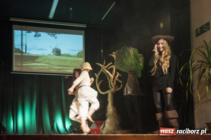 Zdjęcie w galerii na portalu naszraciborz.pl: Kot w butach zagościł dziś na deskach sceny Młodzieżowego Domu Kultury wiadomości z regionu