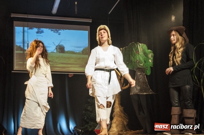 Zdjęcie w galerii na portalu naszraciborz.pl: Kot w butach zagościł dziś na deskach sceny Młodzieżowego Domu Kultury wiadomości z regionu