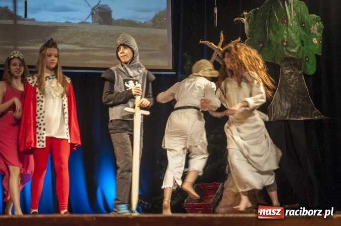 Zdjęcie w galerii na portalu naszraciborz.pl: Kot w butach zagościł dziś na deskach sceny Młodzieżowego Domu Kultury wiadomości z regionu