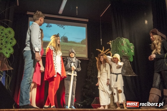 Zdjęcie w galerii na portalu naszraciborz.pl: Kot w butach zagościł dziś na deskach sceny Młodzieżowego Domu Kultury wiadomości z regionu