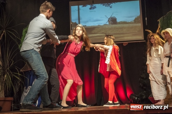 Zdjęcie w galerii na portalu naszraciborz.pl: Kot w butach zagościł dziś na deskach sceny Młodzieżowego Domu Kultury wiadomości z regionu