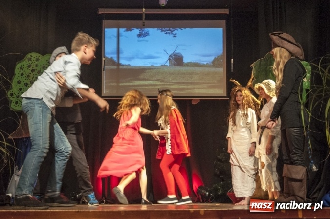 Zdjęcie w galerii na portalu naszraciborz.pl: Kot w butach zagościł dziś na deskach sceny Młodzieżowego Domu Kultury wiadomości z regionu