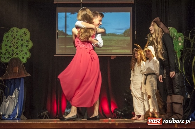 Zdjęcie w galerii na portalu naszraciborz.pl: Kot w butach zagościł dziś na deskach sceny Młodzieżowego Domu Kultury wiadomości z regionu