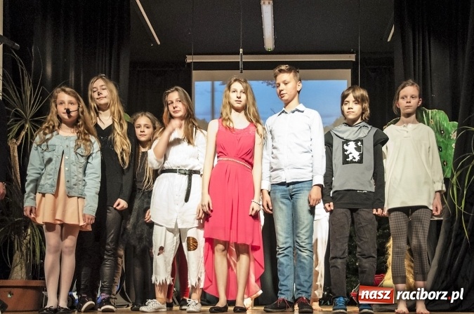 Zdjęcie w galerii na portalu naszraciborz.pl: Kot w butach zagościł dziś na deskach sceny Młodzieżowego Domu Kultury wiadomości z regionu