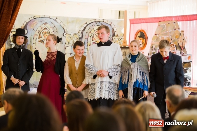 Zdjęcie w galerii na portalu naszraciborz.pl: Gimnazjum nr 3 świętowało Dzień Patrona Szkoły wiadomości z regionu