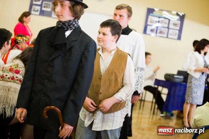 Zdjęcie w galerii na portalu naszraciborz.pl: Gimnazjum nr 3 świętowało Dzień Patrona Szkoły wiadomości z regionu