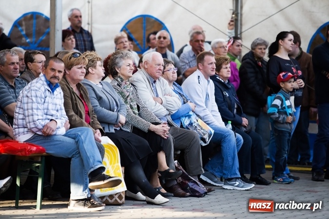 Zdjęcie w galerii na portalu naszraciborz.pl: Zespół Skaner na zakończenie pierwszego dnia targów w Pietrowicach Wielkich wiadomości z regionu