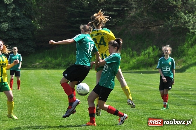 Zdjęcie w galerii na portalu naszraciborz.pl: Piłkarki z Gamowa bliskie sprawienia niespodzianki wiadomości z regionu