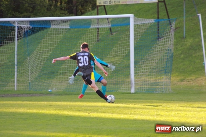 Zdjęcie w galerii na portalu naszraciborz.pl: LKS Krzyżanowice nie sprostał wiceliderowi wiadomości z regionu