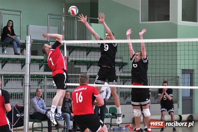 Zdjęcie w galerii na portalu naszraciborz.pl: XIX sezon Raciborskiej Ligi Piłki Siatkowej za nami. Nowiny i KKS Rybnik najlepsze wiadomości z regionu
