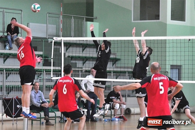 Zdjęcie w galerii na portalu naszraciborz.pl: XIX sezon Raciborskiej Ligi Piłki Siatkowej za nami. Nowiny i KKS Rybnik najlepsze wiadomości z regionu