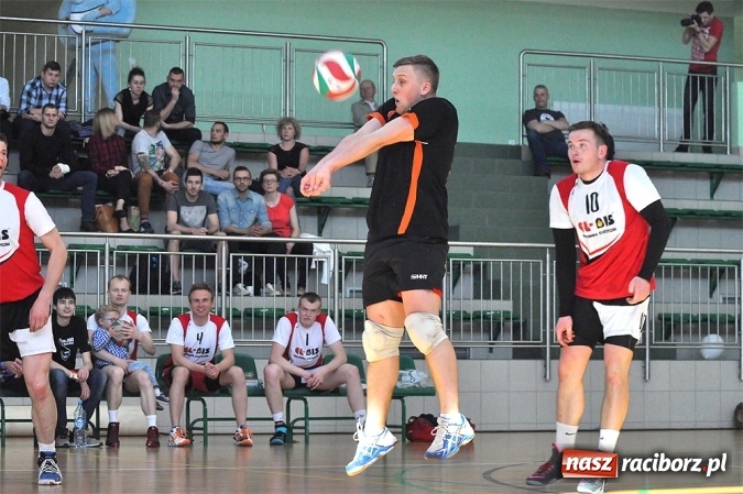 Zdjęcie w galerii na portalu naszraciborz.pl: XIX sezon Raciborskiej Ligi Piłki Siatkowej za nami. Nowiny i KKS Rybnik najlepsze wiadomości z regionu