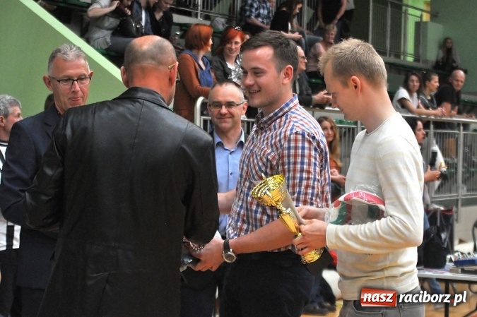 Zdjęcie w galerii na portalu naszraciborz.pl: XIX sezon Raciborskiej Ligi Piłki Siatkowej za nami. Nowiny i KKS Rybnik najlepsze wiadomości z regionu