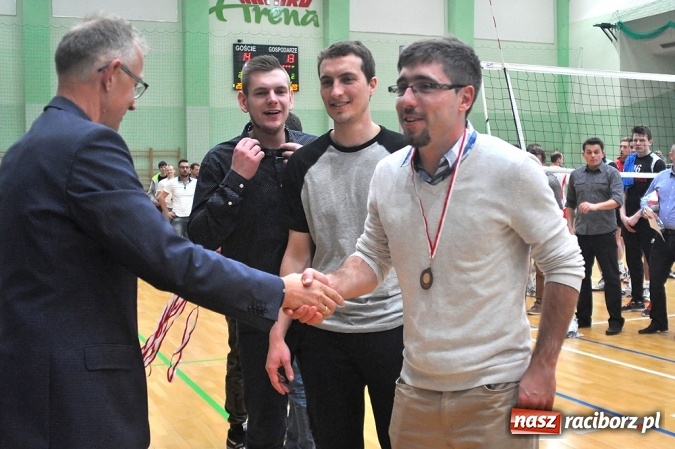 Zdjęcie w galerii na portalu naszraciborz.pl: XIX sezon Raciborskiej Ligi Piłki Siatkowej za nami. Nowiny i KKS Rybnik najlepsze wiadomości z regionu