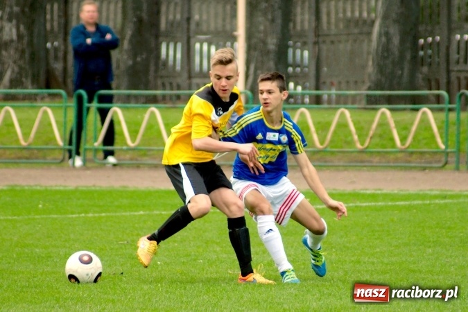 Zdjęcie w galerii na portalu naszraciborz.pl: Wyrównane spotkanie przy Wyszyńskiego. Mateusz Trzęsiński bohaterem Ikara wiadomości z regionu
