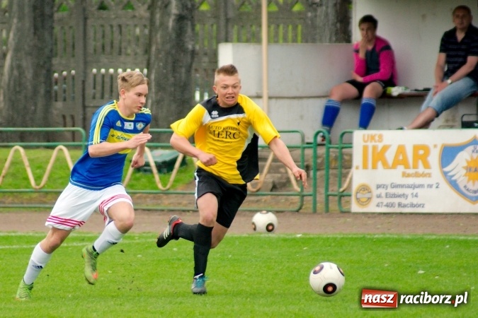 Zdjęcie w galerii na portalu naszraciborz.pl: Wyrównane spotkanie przy Wyszyńskiego. Mateusz Trzęsiński bohaterem Ikara wiadomości z regionu