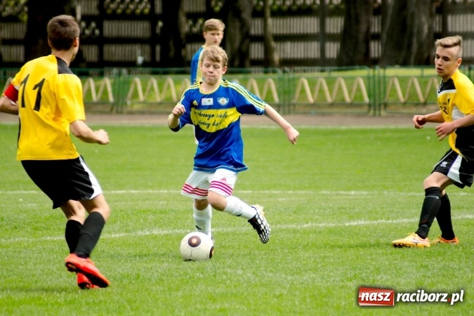 Zdjęcie w galerii na portalu naszraciborz.pl: Wyrównane spotkanie przy Wyszyńskiego. Mateusz Trzęsiński bohaterem Ikara wiadomości z regionu