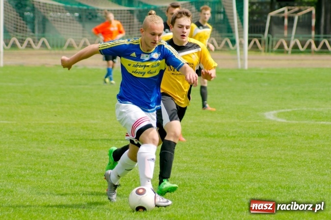 Zdjęcie w galerii na portalu naszraciborz.pl: Wyrównane spotkanie przy Wyszyńskiego. Mateusz Trzęsiński bohaterem Ikara wiadomości z regionu