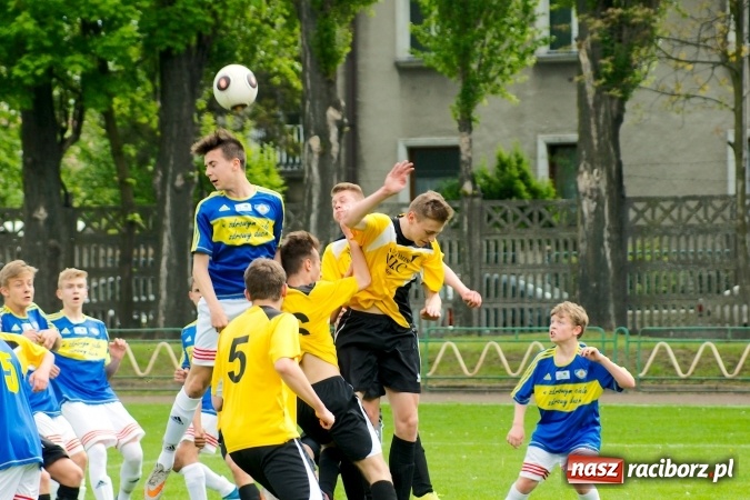 Zdjęcie w galerii na portalu naszraciborz.pl: Wyrównane spotkanie przy Wyszyńskiego. Mateusz Trzęsiński bohaterem Ikara wiadomości z regionu