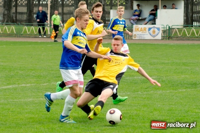 Zdjęcie w galerii na portalu naszraciborz.pl: Wyrównane spotkanie przy Wyszyńskiego. Mateusz Trzęsiński bohaterem Ikara wiadomości z regionu