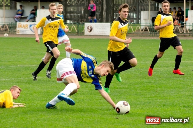 Zdjęcie w galerii na portalu naszraciborz.pl: Wyrównane spotkanie przy Wyszyńskiego. Mateusz Trzęsiński bohaterem Ikara wiadomości z regionu