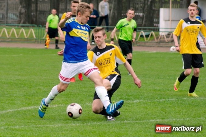 Zdjęcie w galerii na portalu naszraciborz.pl: Wyrównane spotkanie przy Wyszyńskiego. Mateusz Trzęsiński bohaterem Ikara wiadomości z regionu