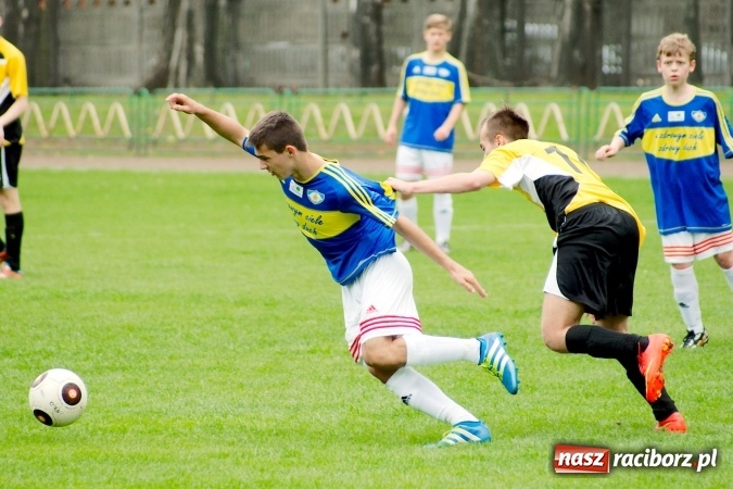 Zdjęcie w galerii na portalu naszraciborz.pl: Wyrównane spotkanie przy Wyszyńskiego. Mateusz Trzęsiński bohaterem Ikara wiadomości z regionu