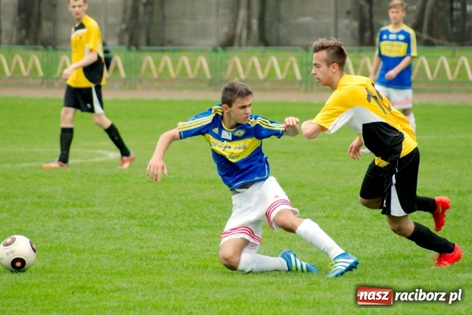 Zdjęcie w galerii na portalu naszraciborz.pl: Wyrównane spotkanie przy Wyszyńskiego. Mateusz Trzęsiński bohaterem Ikara wiadomości z regionu