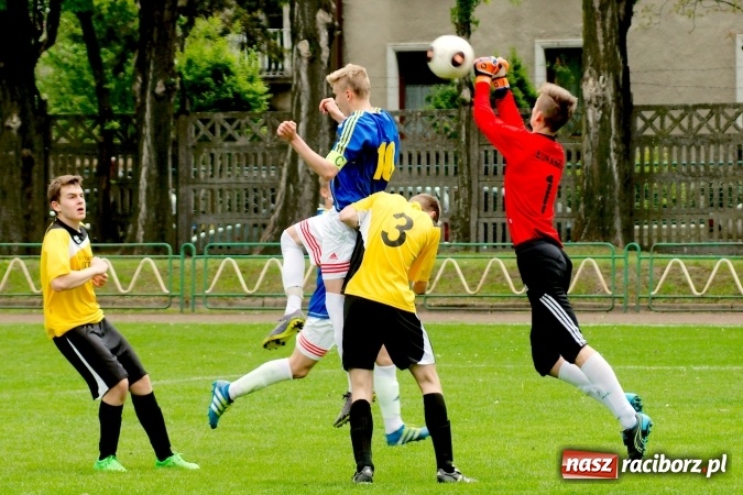 Zdjęcie w galerii na portalu naszraciborz.pl: Wyrównane spotkanie przy Wyszyńskiego. Mateusz Trzęsiński bohaterem Ikara wiadomości z regionu