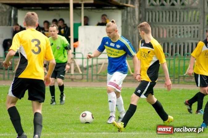 Zdjęcie w galerii na portalu naszraciborz.pl: Wyrównane spotkanie przy Wyszyńskiego. Mateusz Trzęsiński bohaterem Ikara wiadomości z regionu