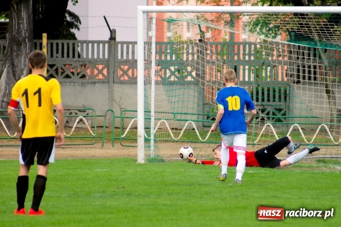 Zdjęcie w galerii na portalu naszraciborz.pl: Wyrównane spotkanie przy Wyszyńskiego. Mateusz Trzęsiński bohaterem Ikara wiadomości z regionu