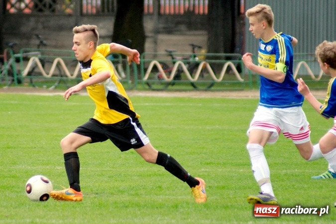 Zdjęcie w galerii na portalu naszraciborz.pl: Wyrównane spotkanie przy Wyszyńskiego. Mateusz Trzęsiński bohaterem Ikara wiadomości z regionu