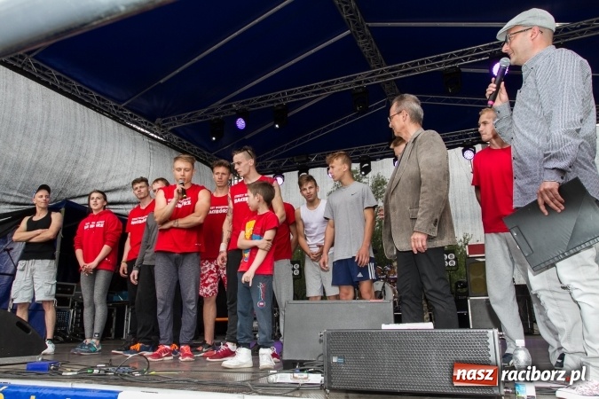 Zdjęcie w galerii na portalu naszraciborz.pl: Szymon Wydra & Carpe Diem zagrał w Pietrowicach Wielkich wiadomości z regionu