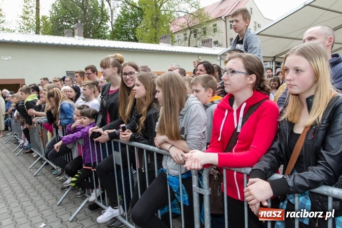 Zdjęcie w galerii na portalu naszraciborz.pl: Szymon Wydra & Carpe Diem zagrał w Pietrowicach Wielkich wiadomości z regionu