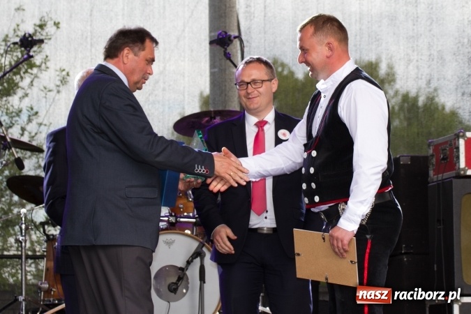 Zdjęcie w galerii na portalu naszraciborz.pl: Szymon Wydra & Carpe Diem zagrał w Pietrowicach Wielkich wiadomości z regionu