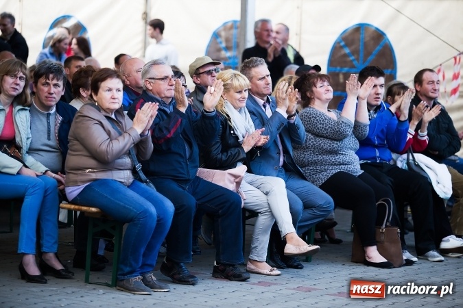 Zdjęcie w galerii na portalu naszraciborz.pl: Szymon Wydra & Carpe Diem zagrał w Pietrowicach Wielkich wiadomości z regionu