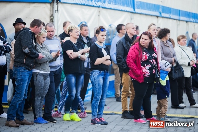 Zdjęcie w galerii na portalu naszraciborz.pl: Szymon Wydra & Carpe Diem zagrał w Pietrowicach Wielkich wiadomości z regionu