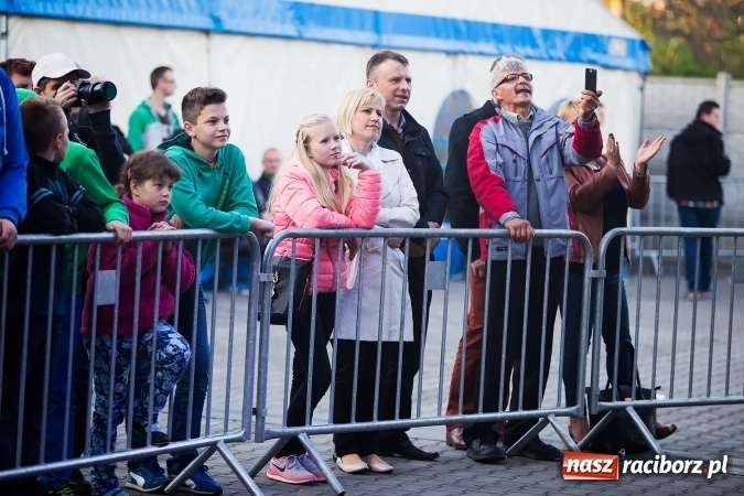 Zdjęcie w galerii na portalu naszraciborz.pl: Szymon Wydra & Carpe Diem zagrał w Pietrowicach Wielkich wiadomości z regionu