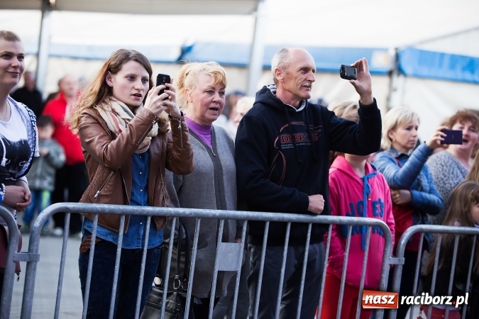 Zdjęcie w galerii na portalu naszraciborz.pl: Szymon Wydra & Carpe Diem zagrał w Pietrowicach Wielkich wiadomości z regionu