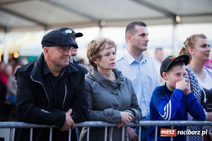 Zdjęcie w galerii na portalu naszraciborz.pl: Szymon Wydra & Carpe Diem zagrał w Pietrowicach Wielkich wiadomości z regionu