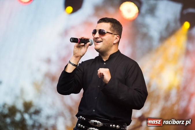 Zdjęcie w galerii na portalu naszraciborz.pl: Szymon Wydra & Carpe Diem zagrał w Pietrowicach Wielkich wiadomości z regionu