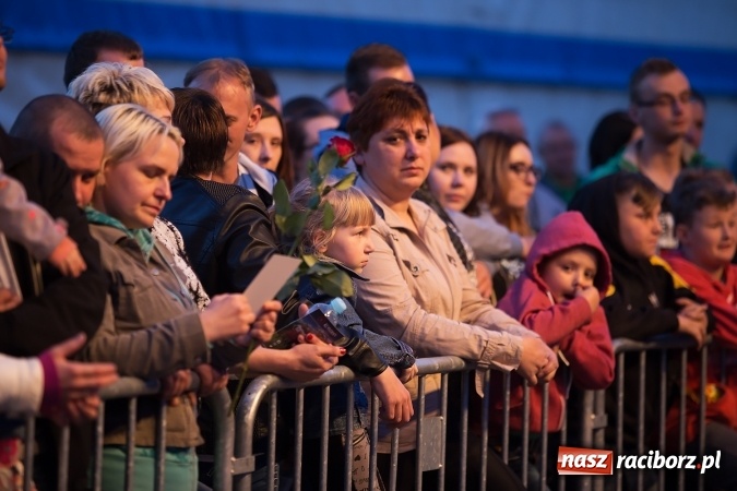 Zdjęcie w galerii na portalu naszraciborz.pl: Szymon Wydra & Carpe Diem zagrał w Pietrowicach Wielkich wiadomości z regionu