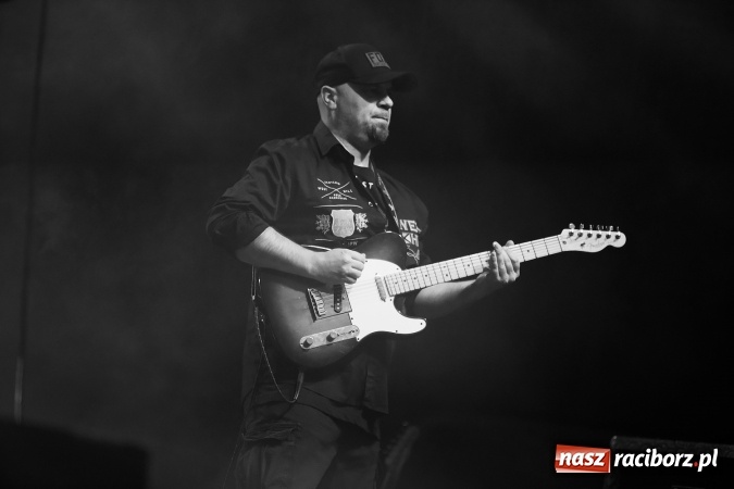 Zdjęcie w galerii na portalu naszraciborz.pl: Szymon Wydra & Carpe Diem zagrał w Pietrowicach Wielkich wiadomości z regionu