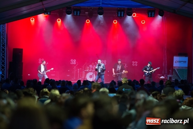 Zdjęcie w galerii na portalu naszraciborz.pl: Szymon Wydra & Carpe Diem zagrał w Pietrowicach Wielkich wiadomości z regionu